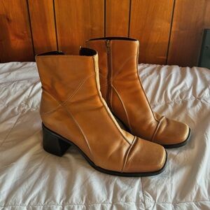 The cutest little brown vintage boots (perfect for the fall season upon us).